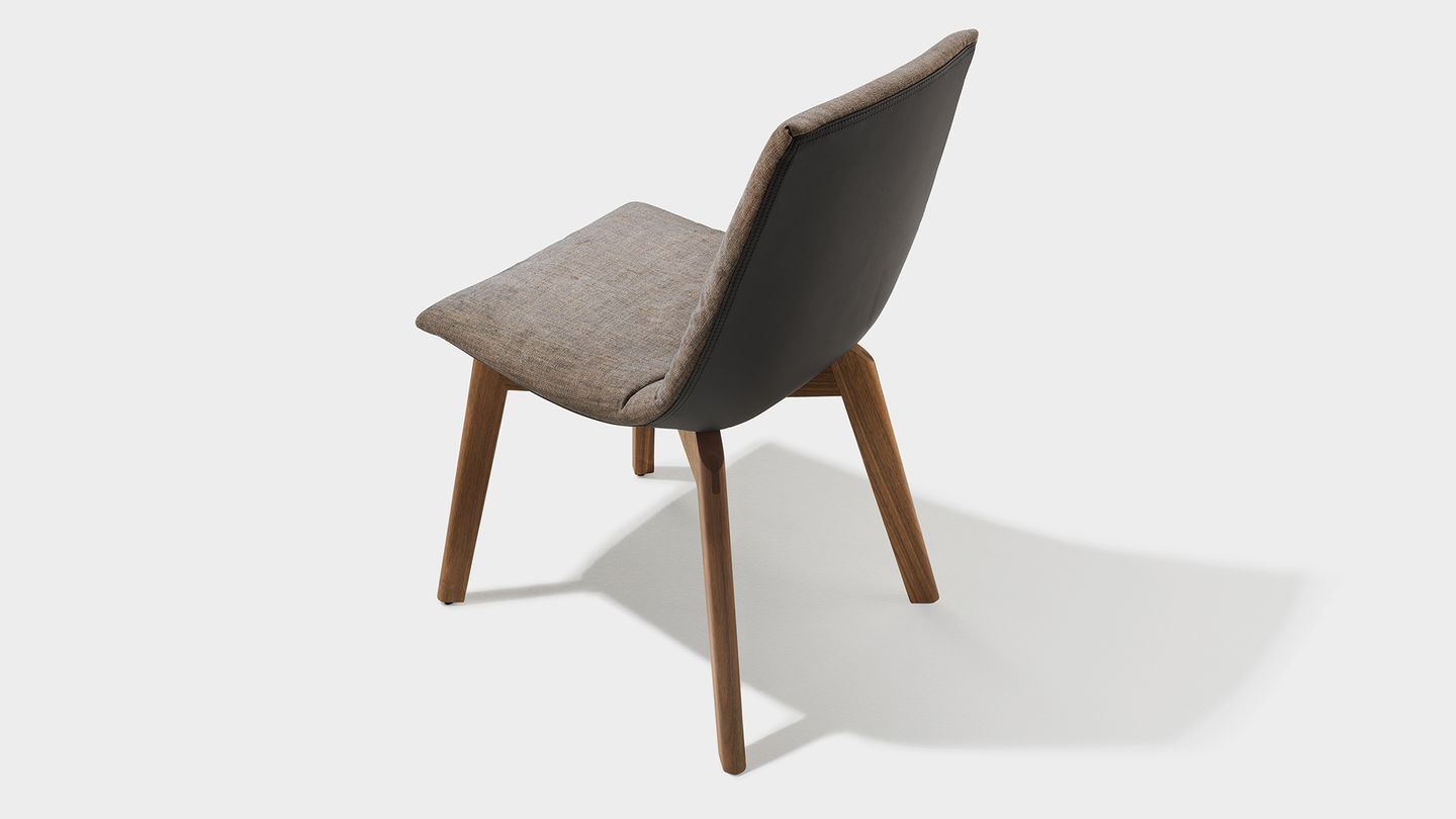 chaise revetement en tissu pietement en bois naturel lui