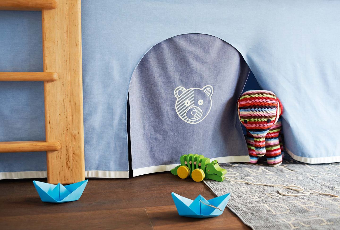 mobile kid’s room in the colour world blue for bear 