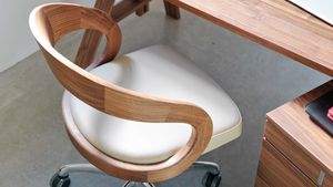 Sedia girevole girado con schienale in legno naturale