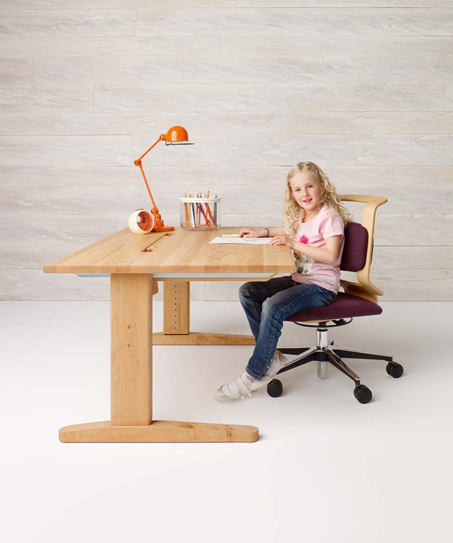 Chaise pivotante et bureau en bois naturel pour enfants