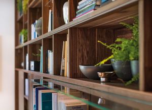 Libreria cubus in legno massello con dettagli artigianali