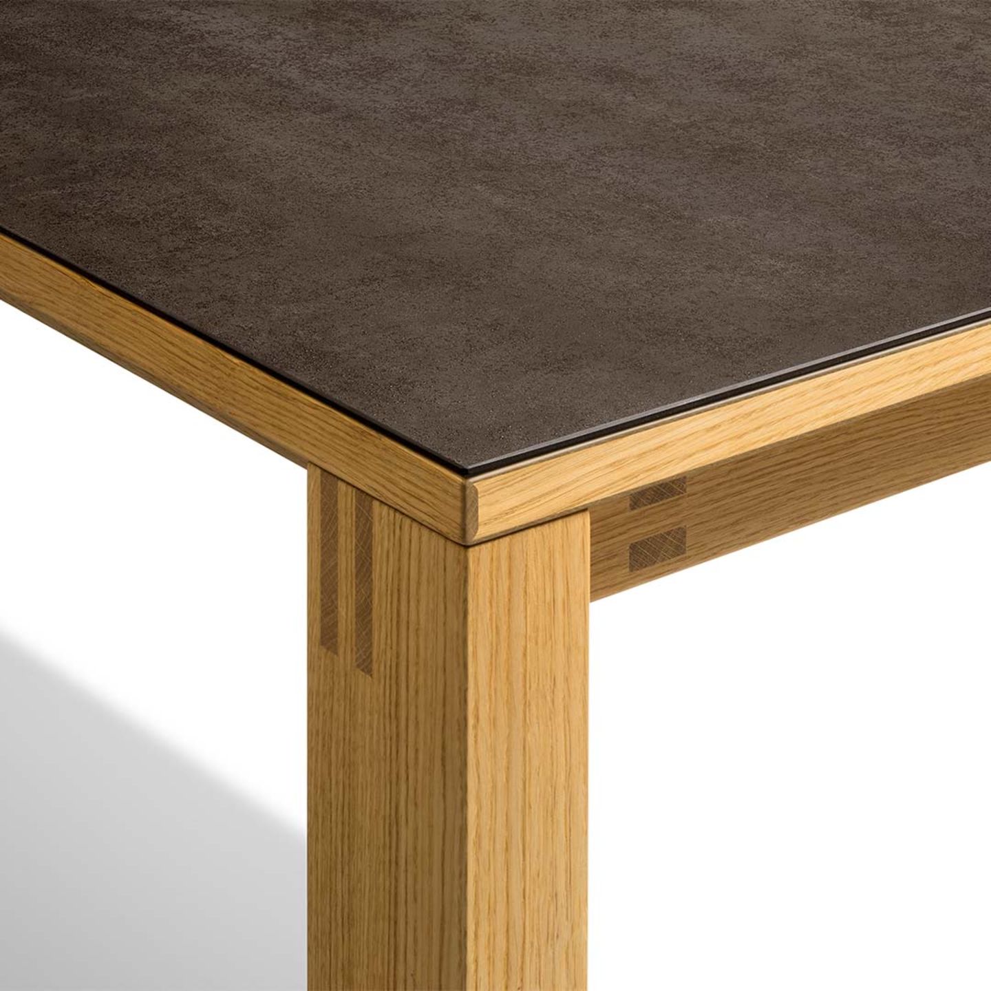 magnum extendable table with slot-and-pin connection with ceramic surface