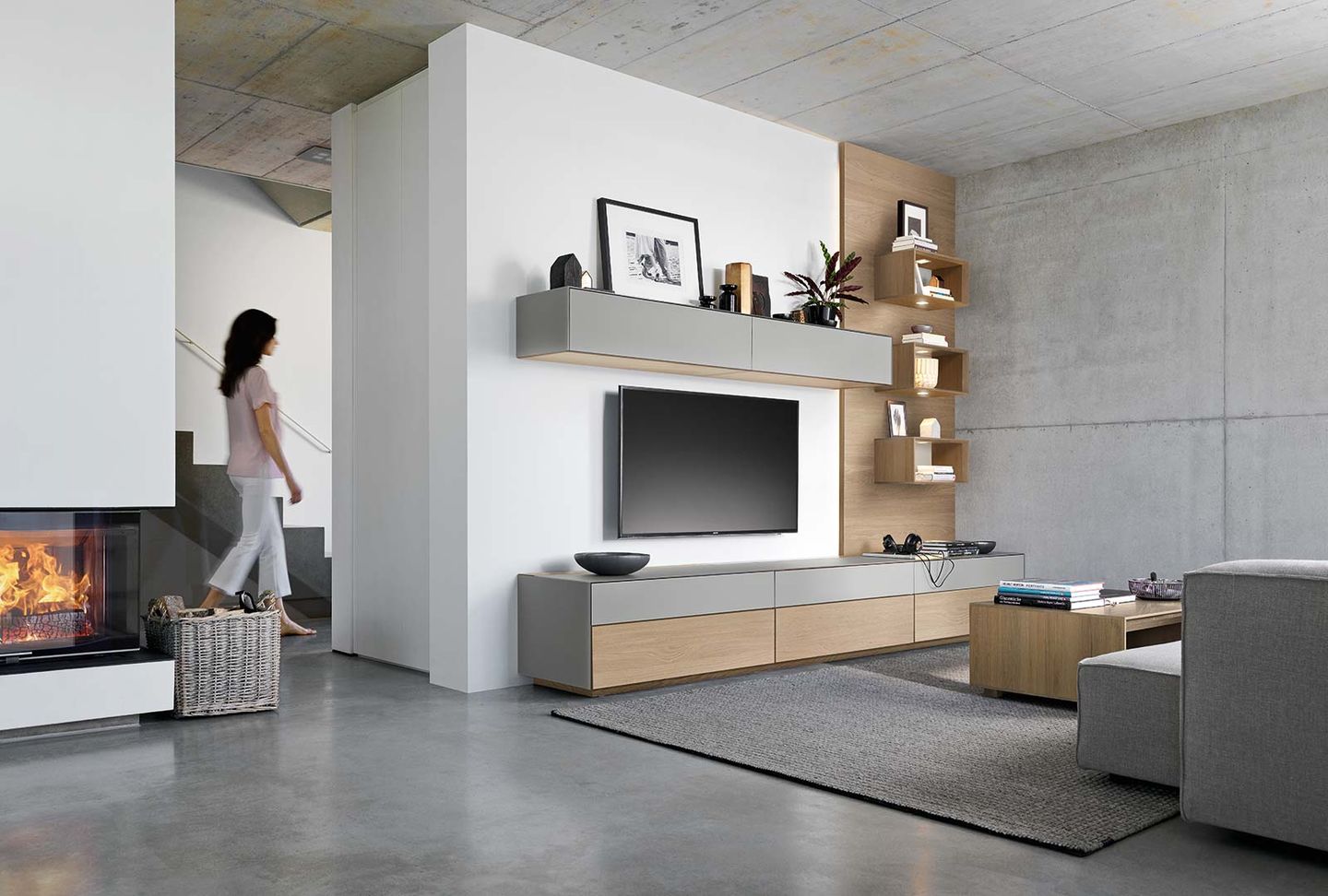 Стенная мебель „cubus pure“ из массива дерева с подвижными элементами дизайна