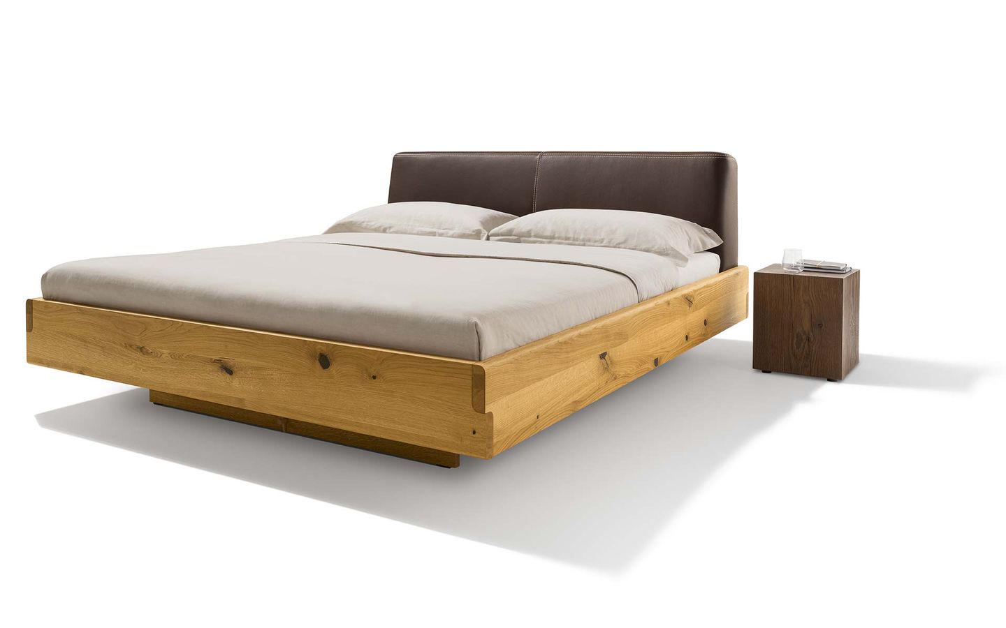 Деревянная кровать „nox“ с кожаным изголовьем