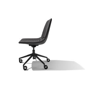 Офисное кресло lui в чёрной коже от TEAM 7 - вид сбоку
