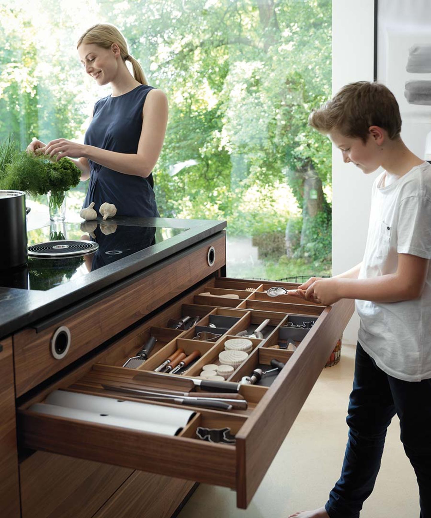 Cucina in legno naturale black line con pratica suddivisione interna dei cassetti
