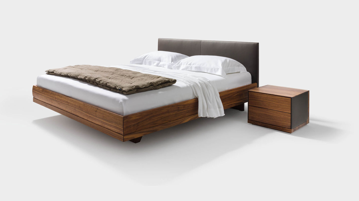 Деревянная кровать „riletto“ с кожаным изголовьем