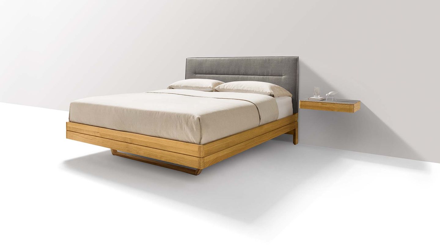 Дубовая кровать „float“ с изголовьем из текстиля