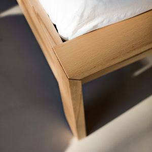 Bett lunetto mit Holzverbindung aus Naturholz