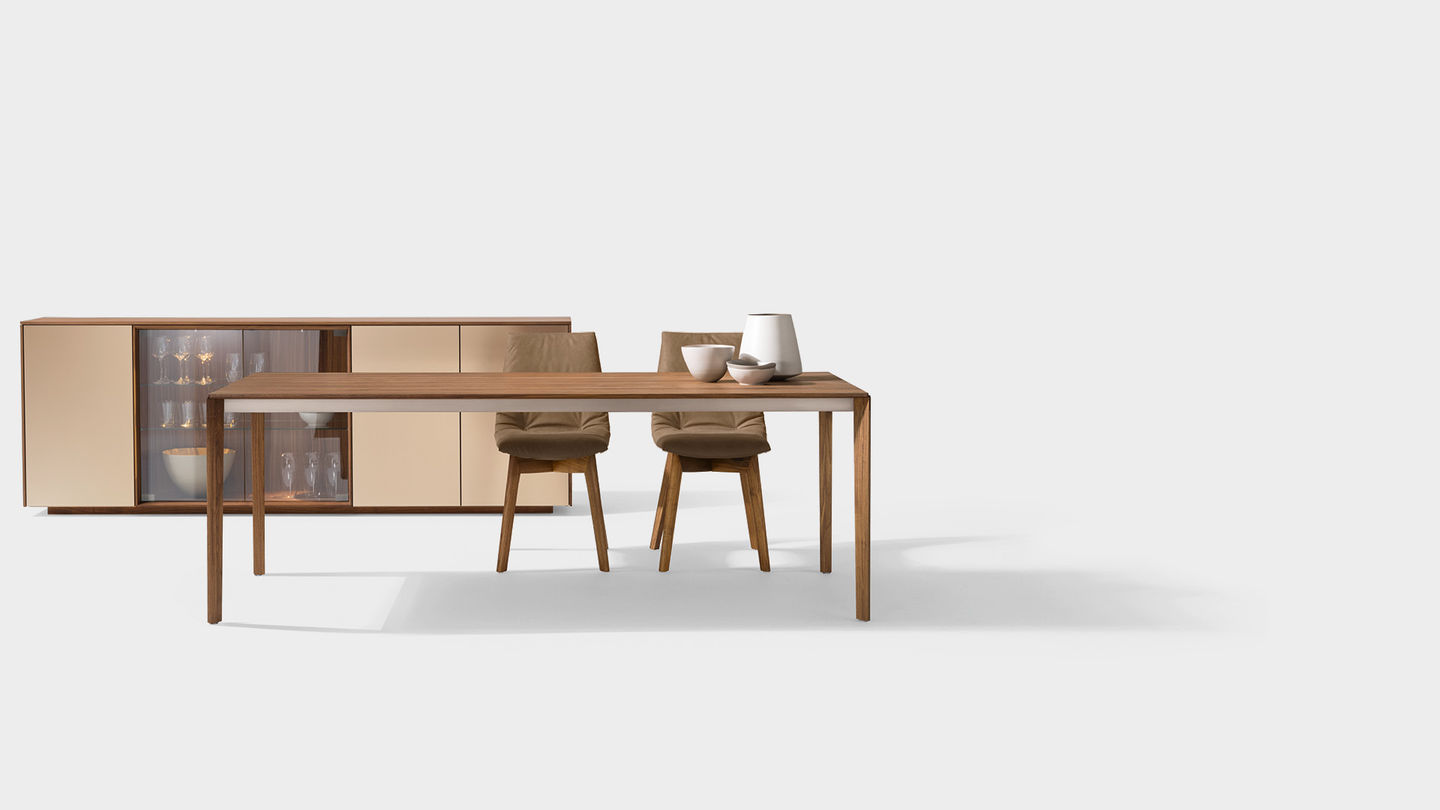 Table extensible tak avec piétement en bois et chaises lui