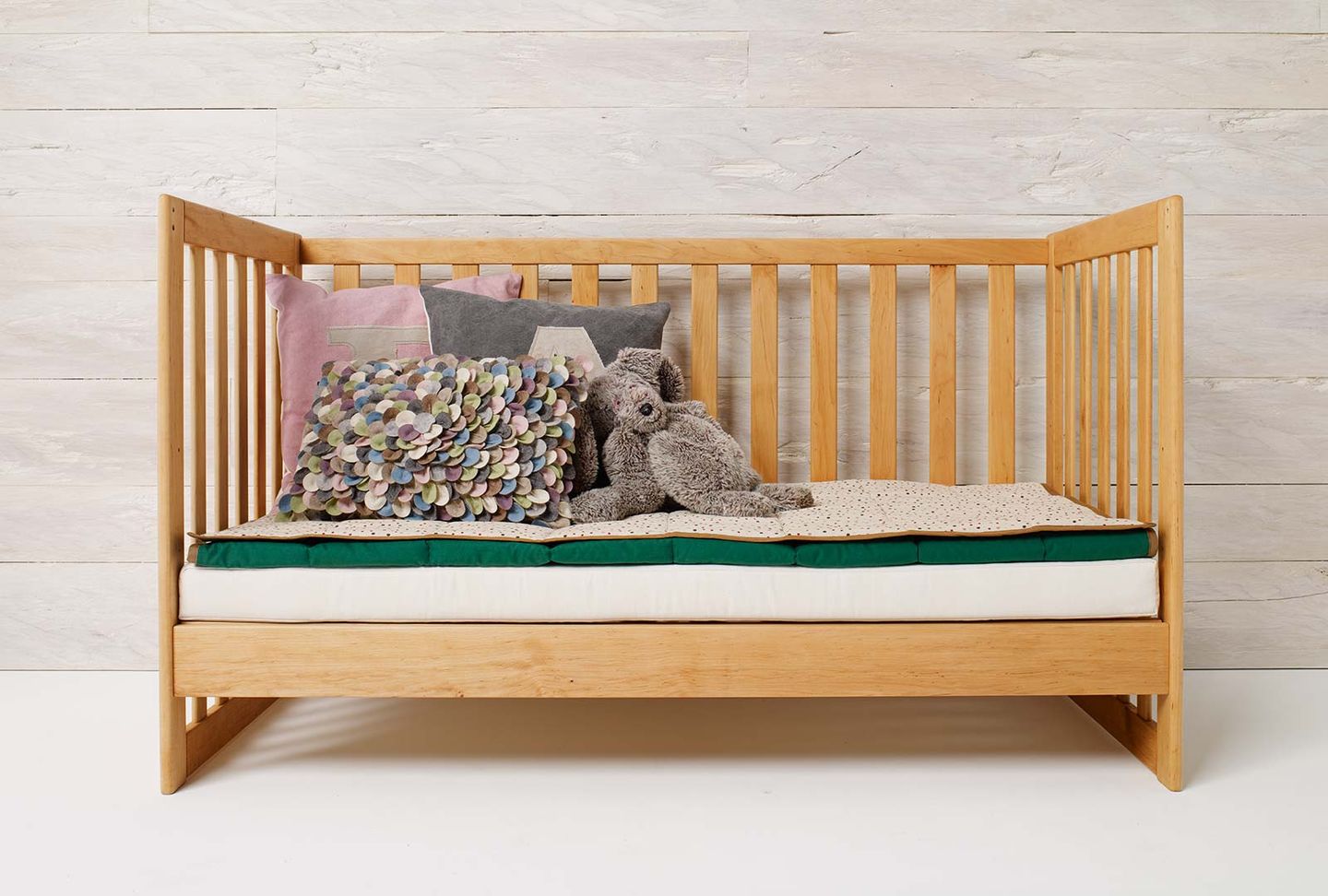 Кровать с решёткой „mobile“ из массива дерева, также в виде софы