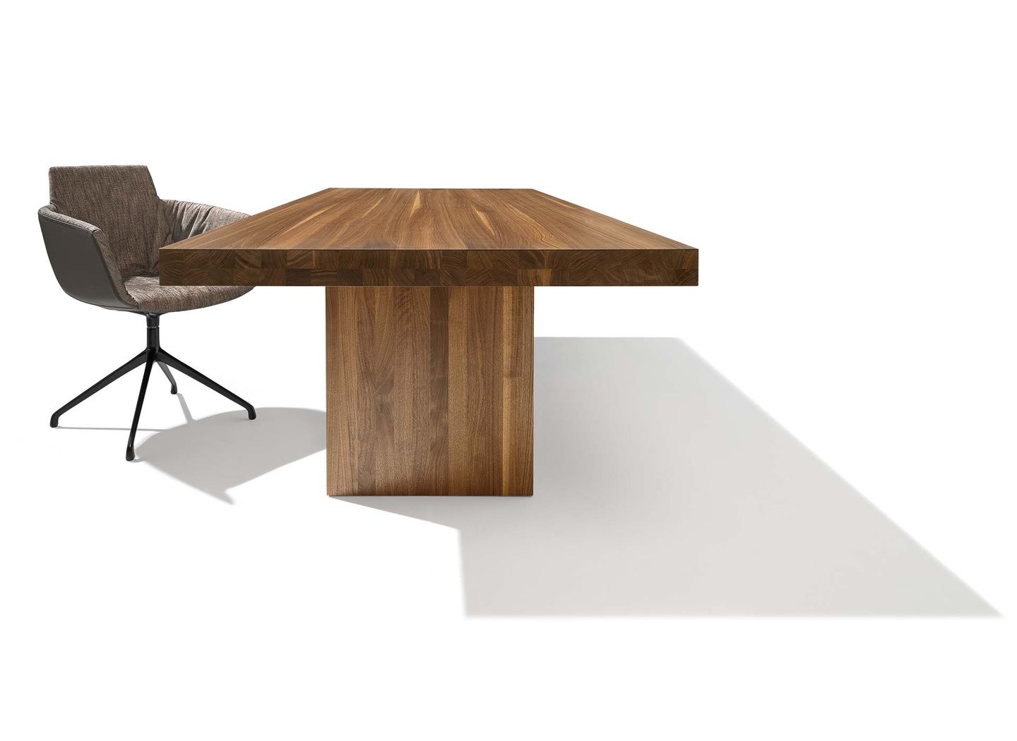 Tisch tema mit massiver Holzwange in Nussbaum 