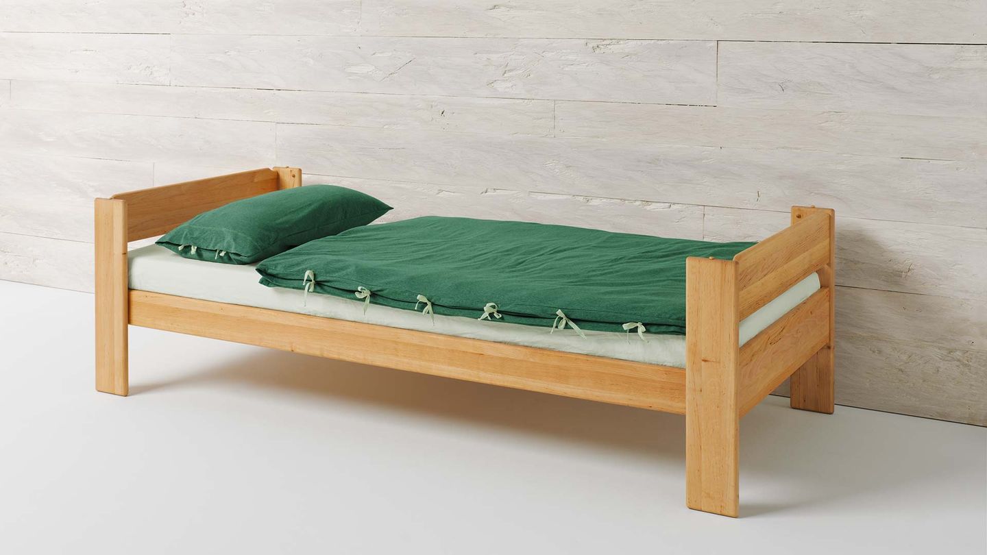 Детская односпальная кровать „mobile“ из натурального дерева