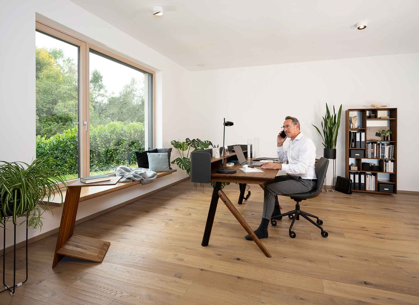 Height adjustable pisa desk for sitting use