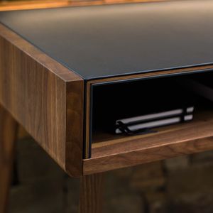 sol desk with end-grained wooden edges of the wooden shell