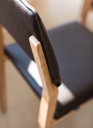 Chaise en bois naturel s1 en chêne vue de côté