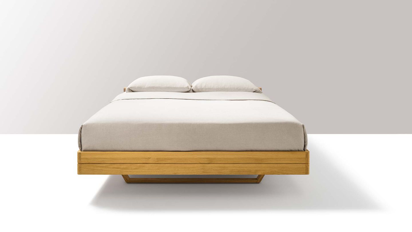 Bett float aus Naturholz in der Basisausführung von vorne