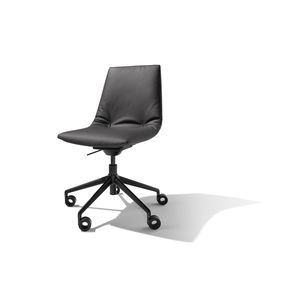 Офисное кресло lui в чёрной коже от TEAM 7 - вид спереди по диагонали