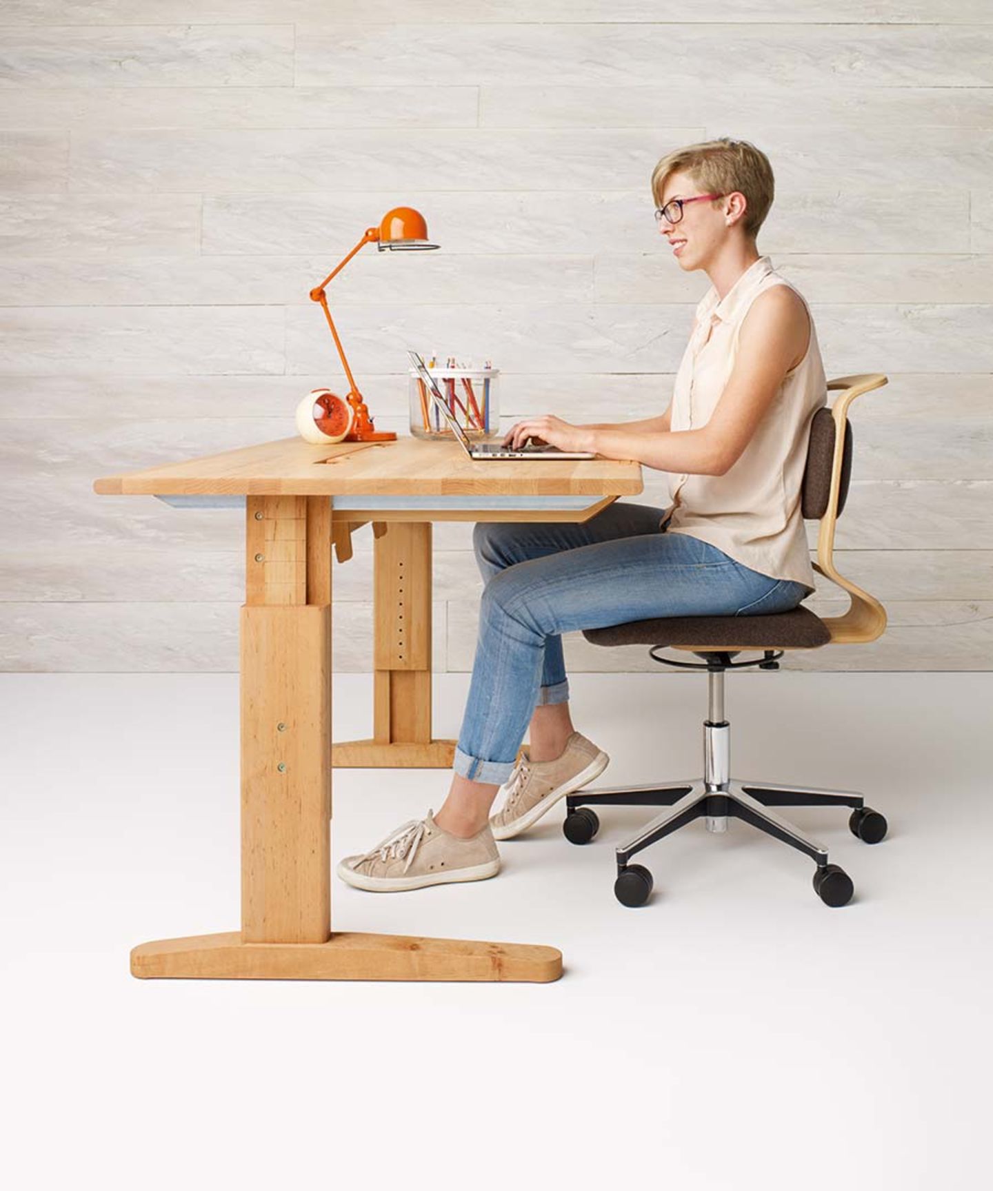 mobile height-adjustable desk made of solid wood