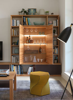 cubus Wohnwand aus Echtholz mit Beleuchtung und integriertem Glasregal von TEAM 7