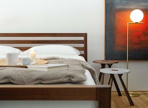 Дизайнерская кровать „mylon“ из орехового дерева и приставной стол „treeo“