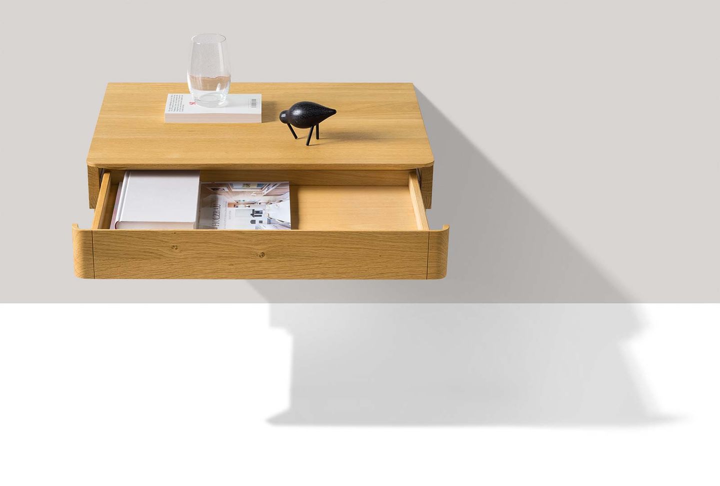 Table de chevet float en bois massif suspendue avec tiroir ouvert