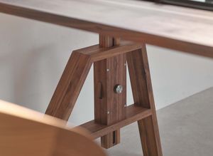 Регулируемый по высоте письменный стол „atelier“ с деталями ручной работы