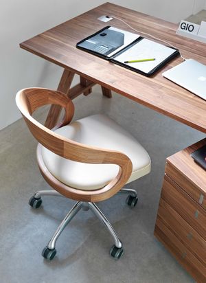 girado swivel chair in leather and solid wood