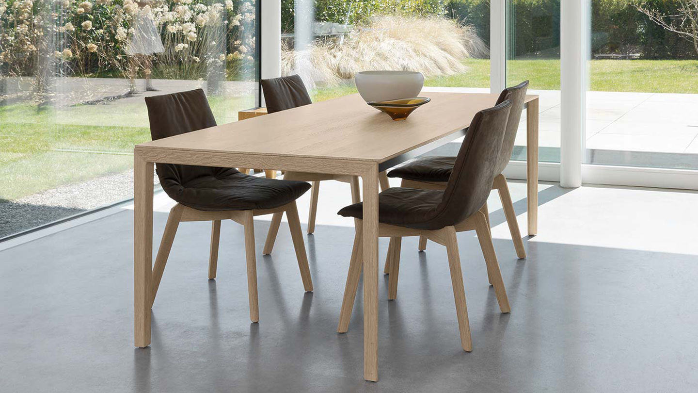 Раздвижной дизайнерский обеденный стол „tak“ на деревянных ножках