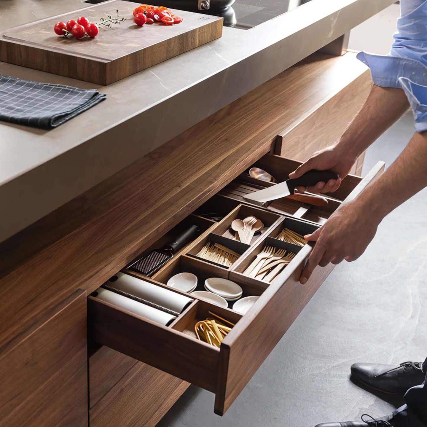 k7 kitchen island with drawer with practical interior organisation